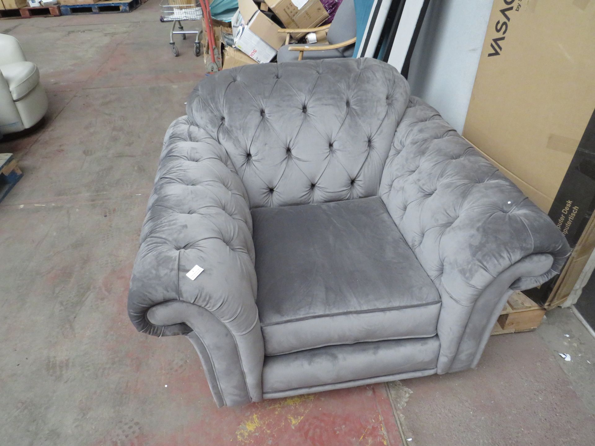 Costco velvet buttoned armchair, no major damage (PLEASE NOTE, THIS DOES NOT PROVIDE ANY WARRANTY OR