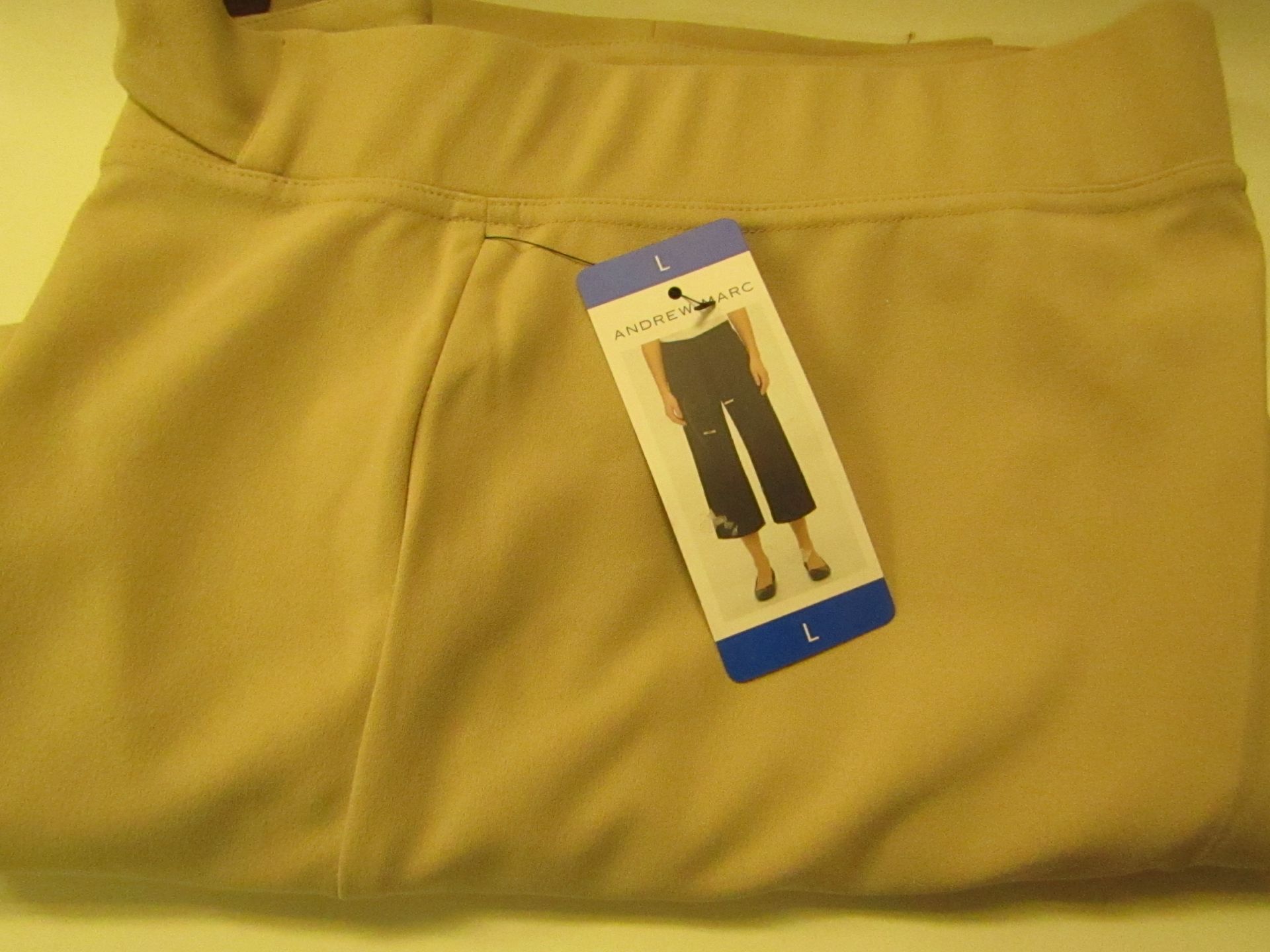 1X Andrew Marc Ladies Cut off Trousers - Size L - Cream - New with tags