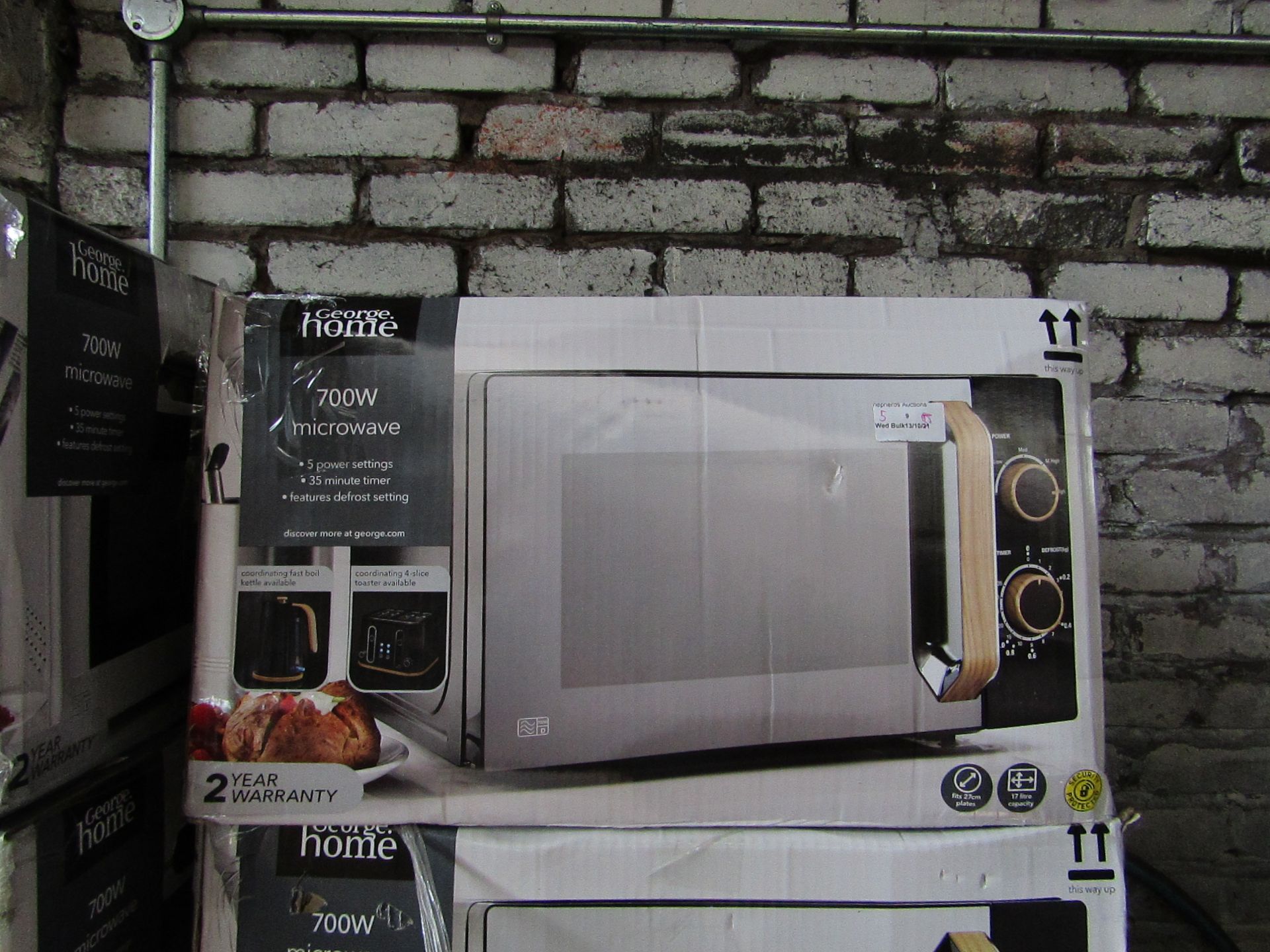 5x 700w Microwaves | Wood Effect & Black | Unchecked & Boxed | RRP £50 |Total lot RRP £250 | Load