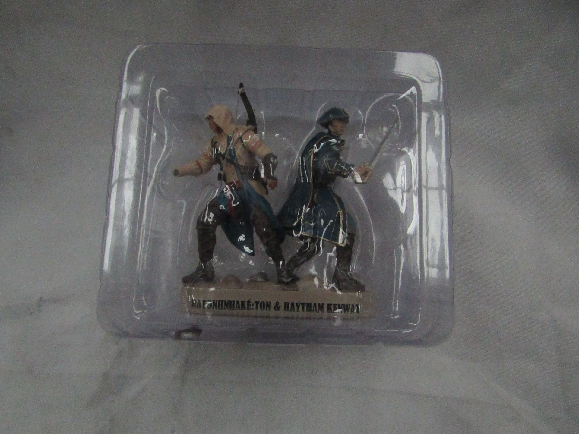 Assassins Creed - Special Edition Duo Figurine ( Ratonhnhake Ton & Haytham Kenway ) - Good Condition