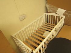 | 1X | BABIES COT, GOOD CONDITON BUT THE LEG HAS A SMALL SPLIT ON IT AT THE BOTTOM |