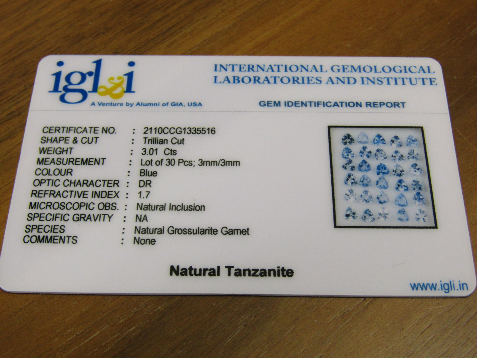 Natural Tanzanite - 30 Pieces - 3.01 carats - VS Clarity - No Enhancement - Trillion cut. Average - Image 2 of 2
