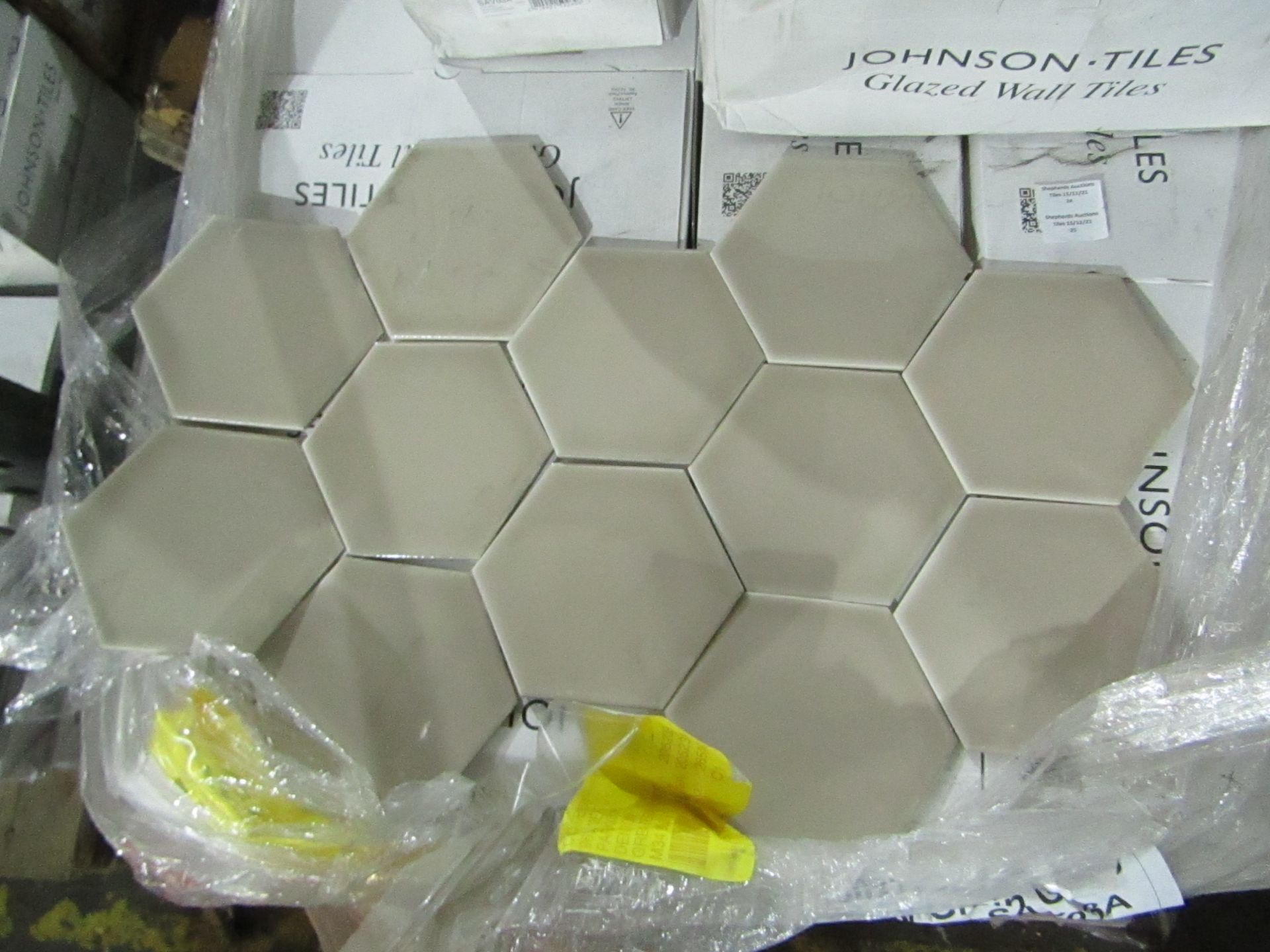 10x Packs of 50 150x173 Savoy Grain Gloss Hexagon SAV03A, brand new.RRP ?50 a Box, Total RRP ?500