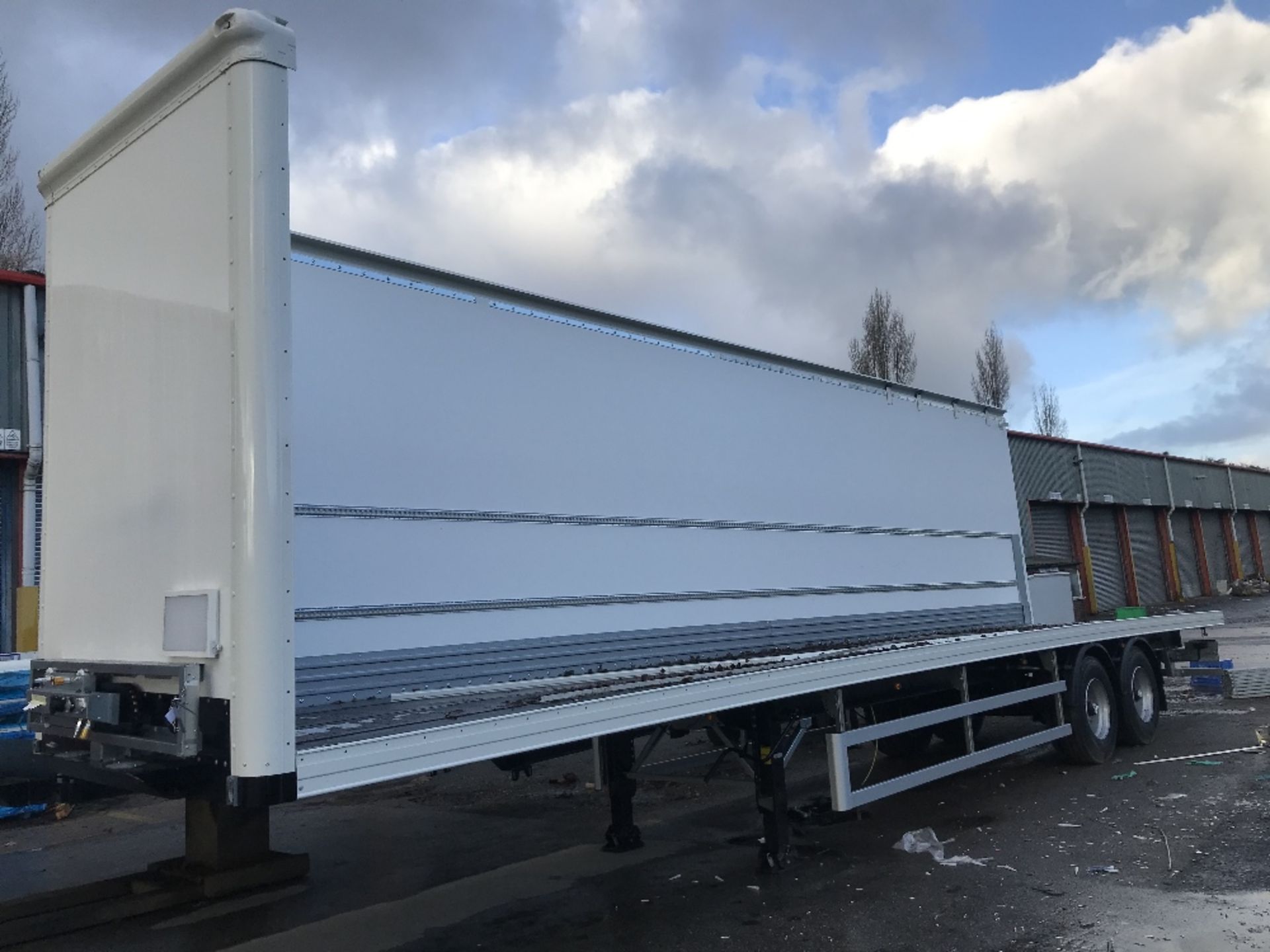 13.6M Straight Frame tandem Axle van chassis