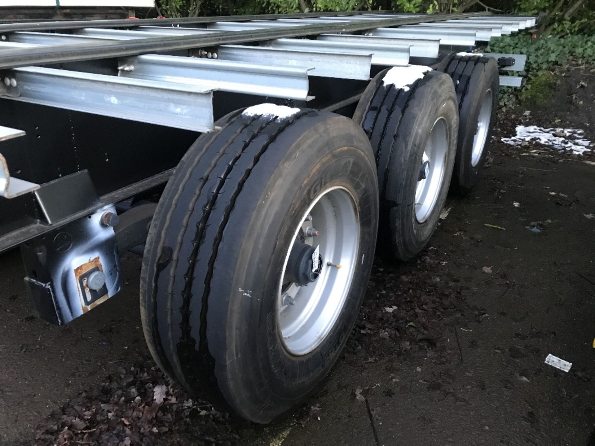 13.6M Straight Frame tandem Axle van chassis - Image 6 of 6