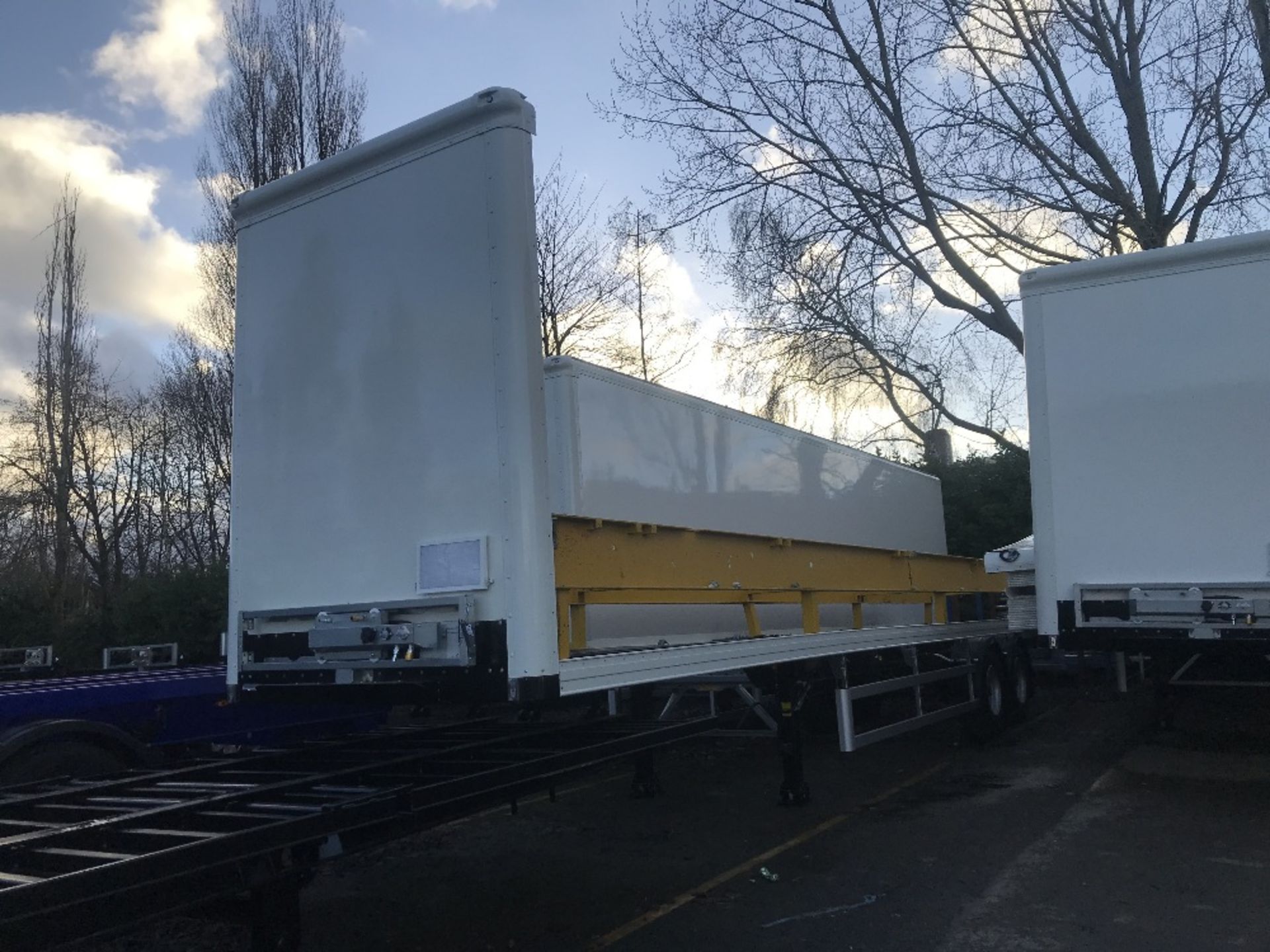 13.6M Straight Frame tandem Axle van chassis