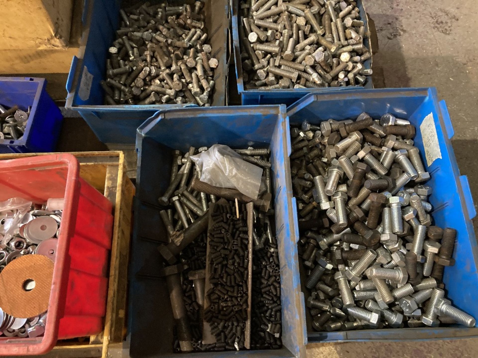 Large quantity of various sized bolts and screws - Image 2 of 5