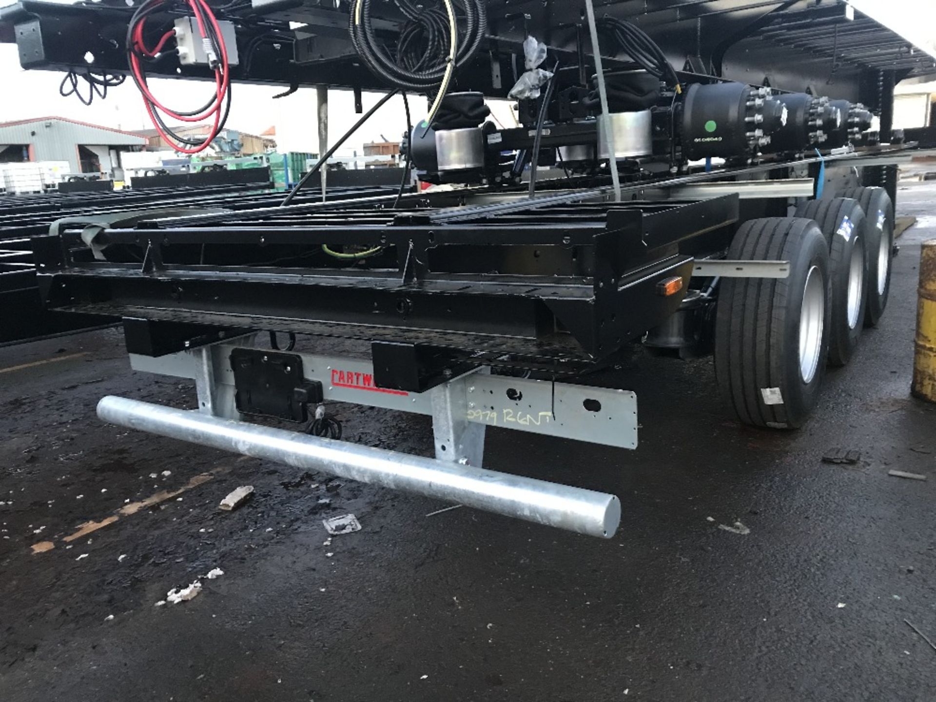 13.6M Straight Frame c/side triaxle chassis - Image 6 of 7