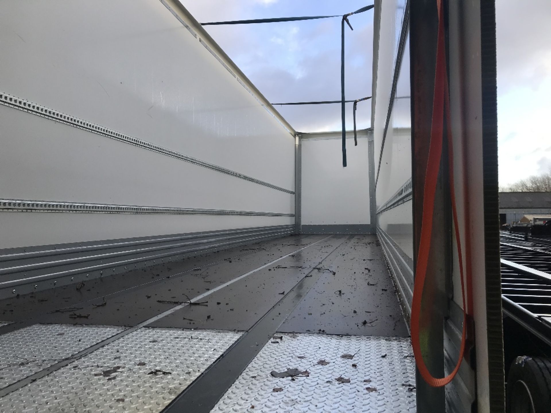 13.6M Straight Frame tandem Axle van chassis - Image 10 of 11