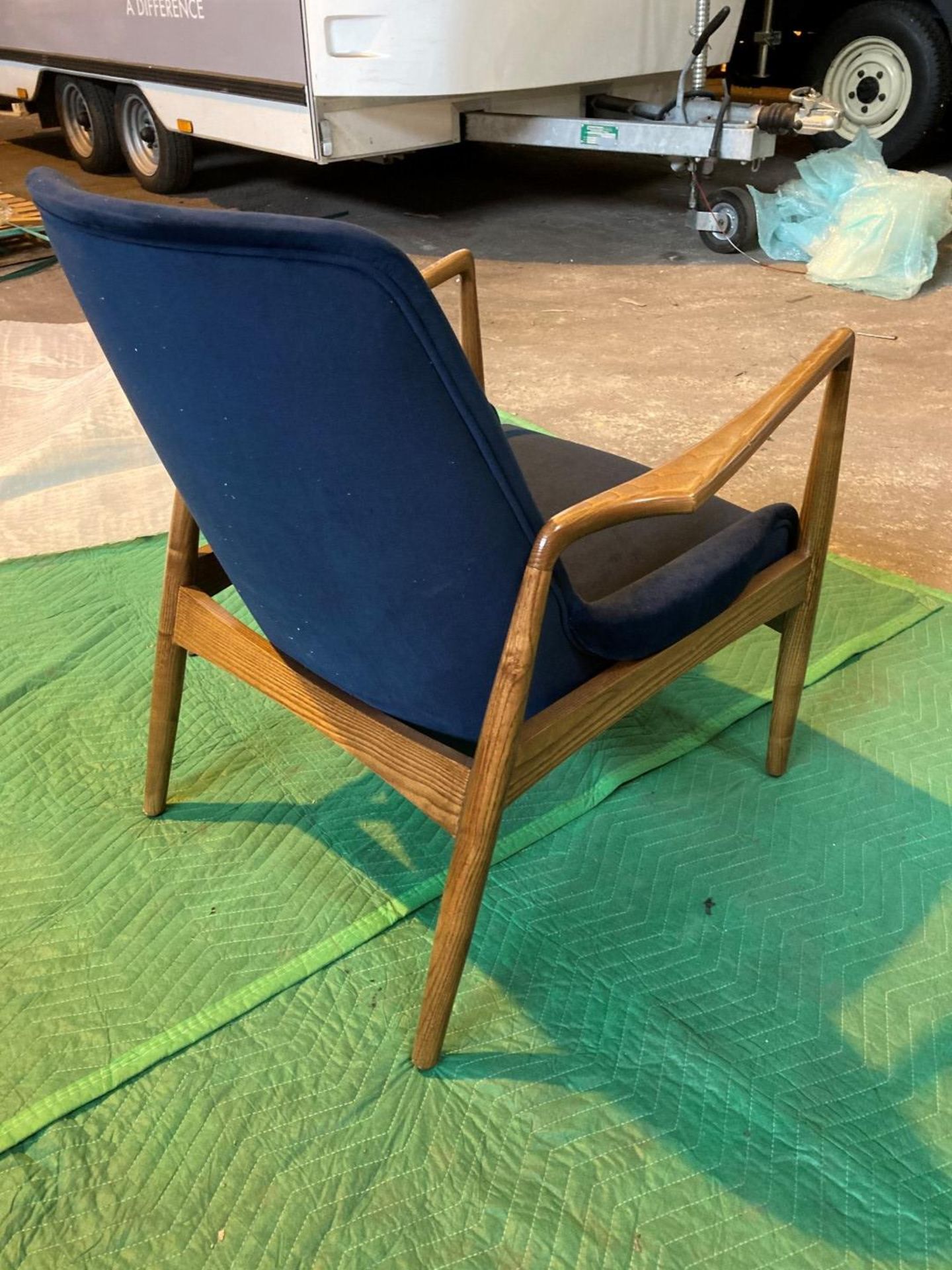 Blue velvet 'Karlsson' arm chair - Image 3 of 4