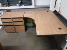 L-shaped veneer wood desk, with 2 three-drawer pedestals