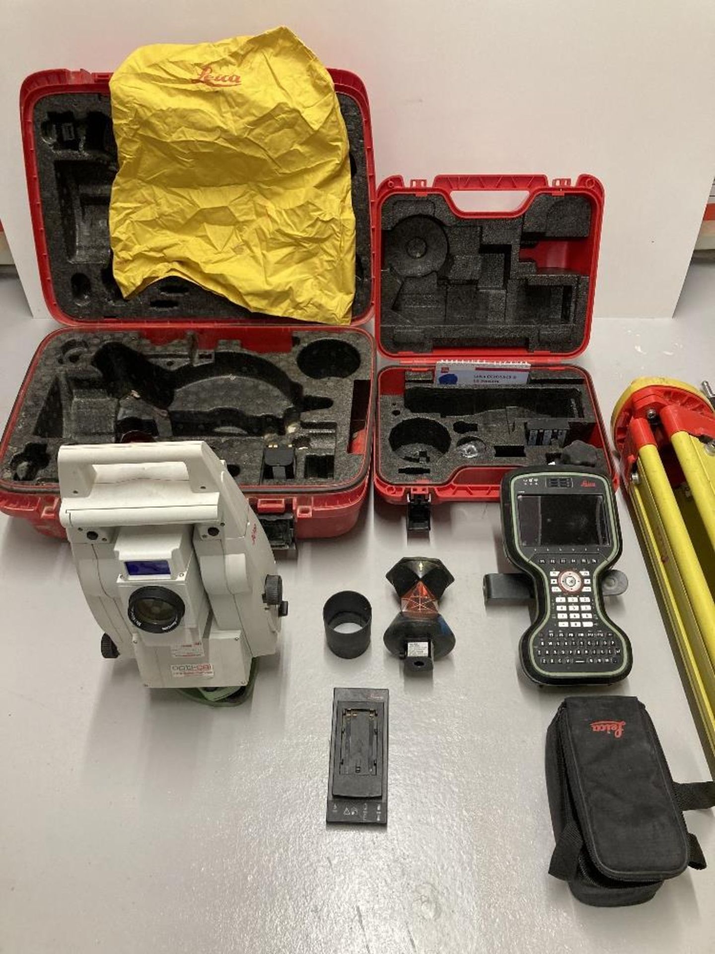 Leica TS13 Robotic Total Station Kit c/w CS20 Field Controller Kit