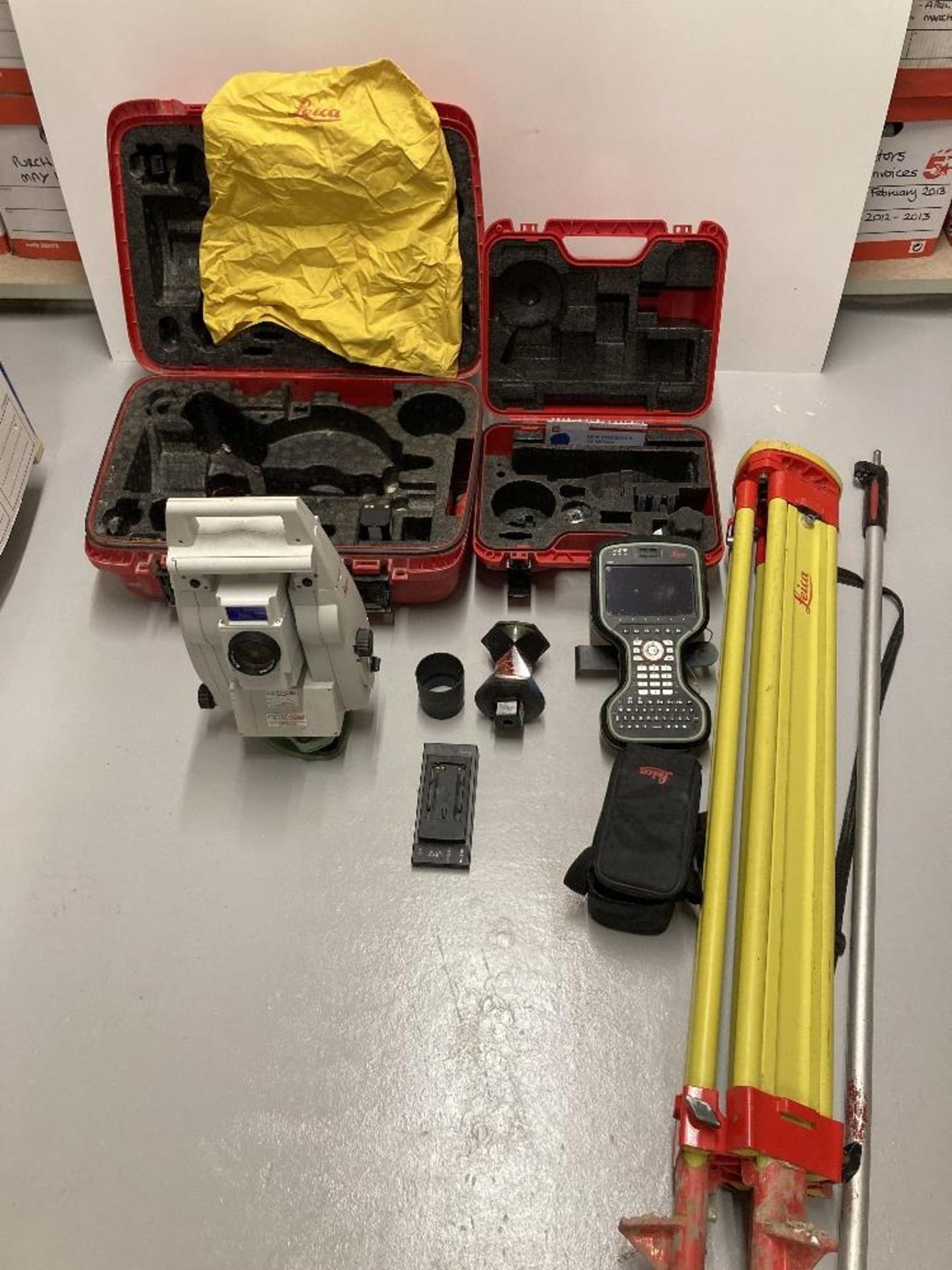 Leica TS13 Robotic Total Station Kit c/w CS20 Field Controller Kit - Image 2 of 23