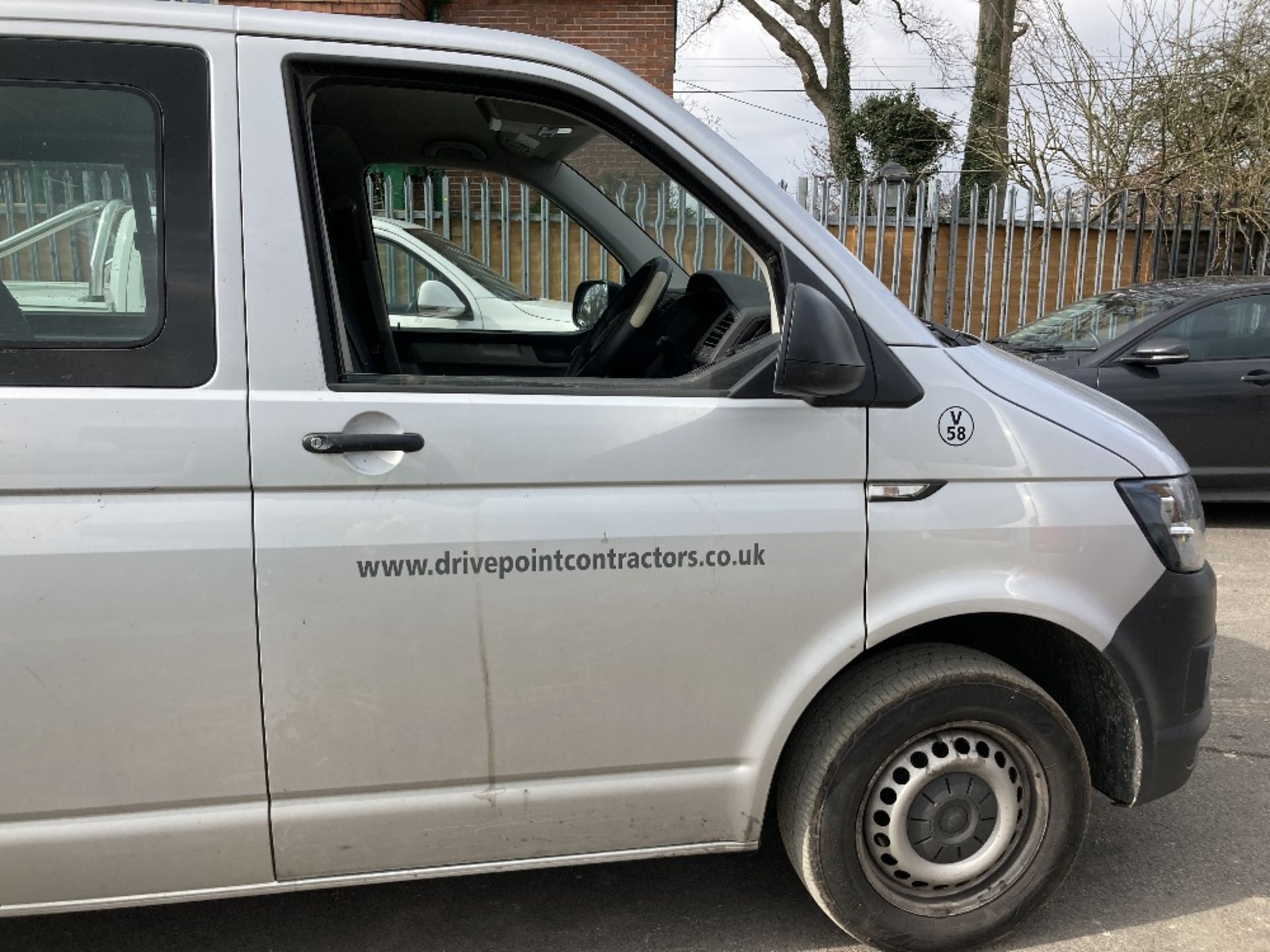 2017 Volkswagen Transporter T30 S-Ln TDI Bmt - Image 6 of 10