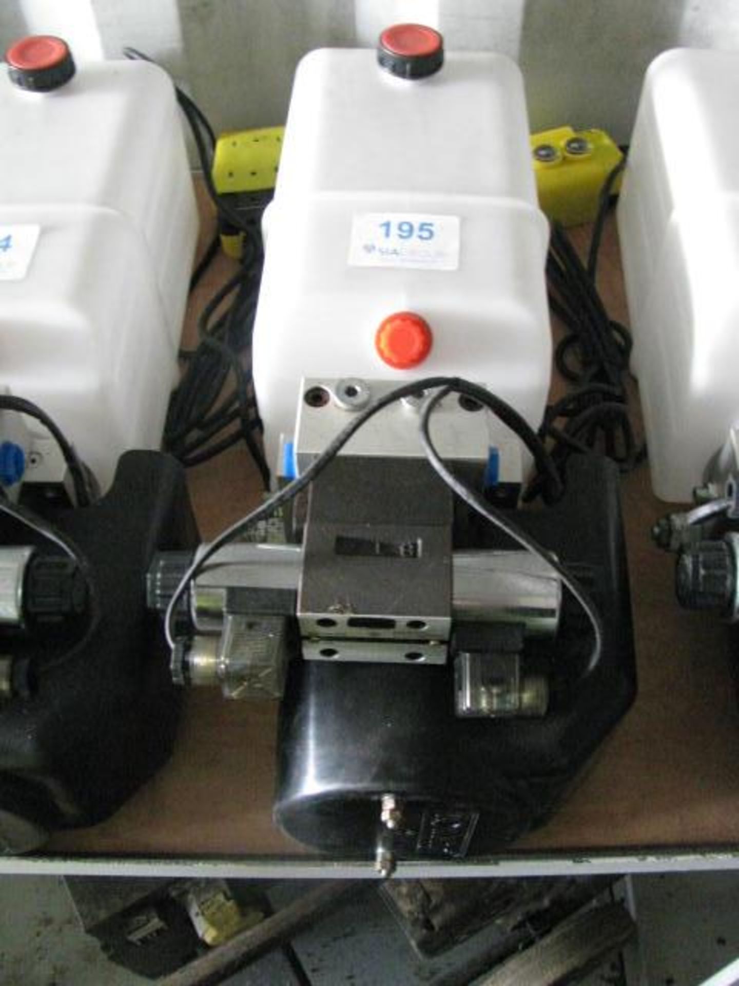 Flowfit pump with directional valve, tank and manual control