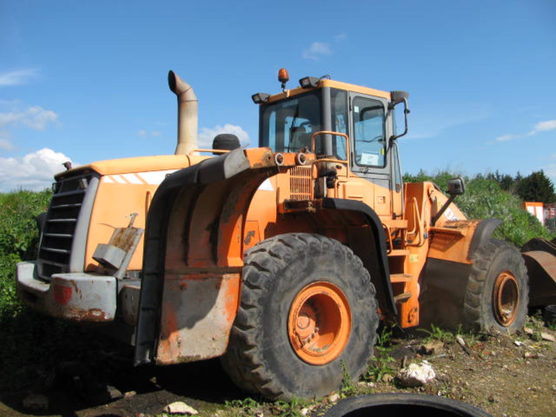 Doosan DL400 loading shovel with bucket - Image 4 of 5