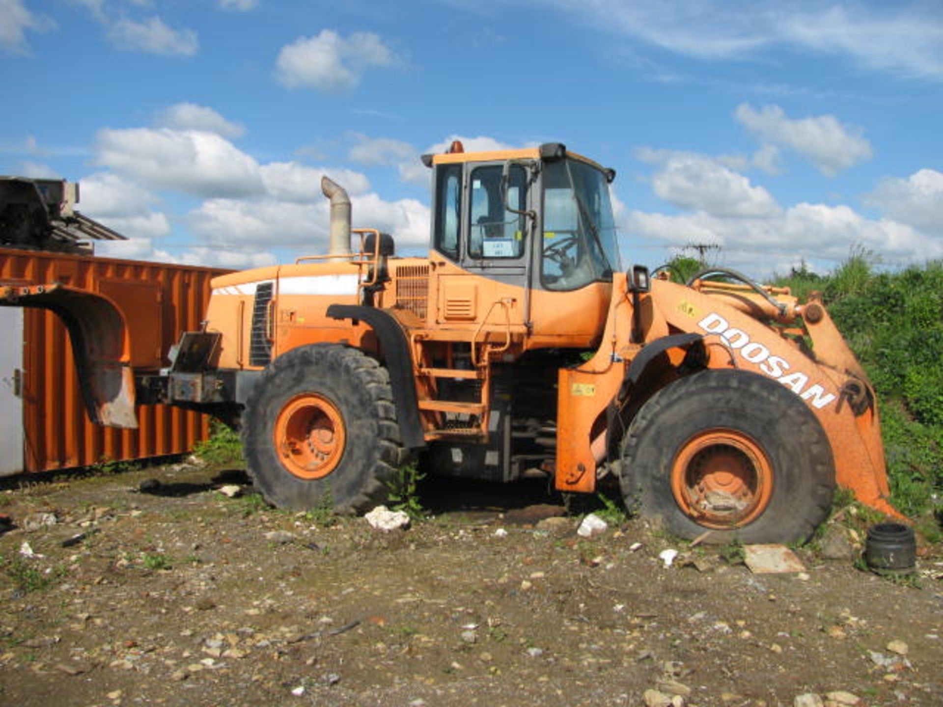 Doosan DL400 loading shovel with bucket