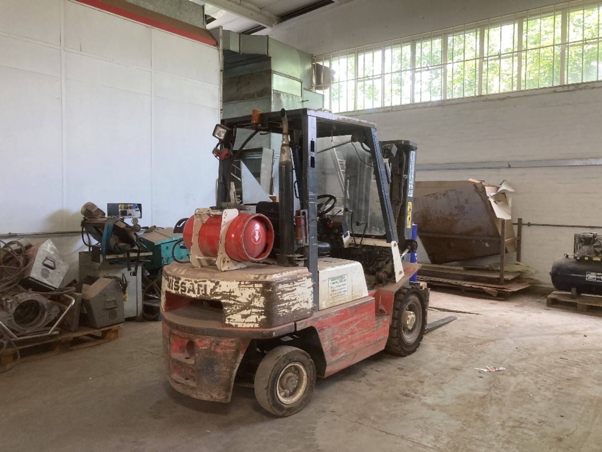 Nissan UJ02A25U Gas Operated Fork Lift Truck