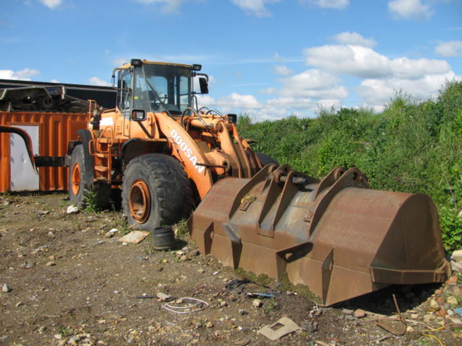 Doosan DL400 loading shovel with bucket - Image 2 of 5