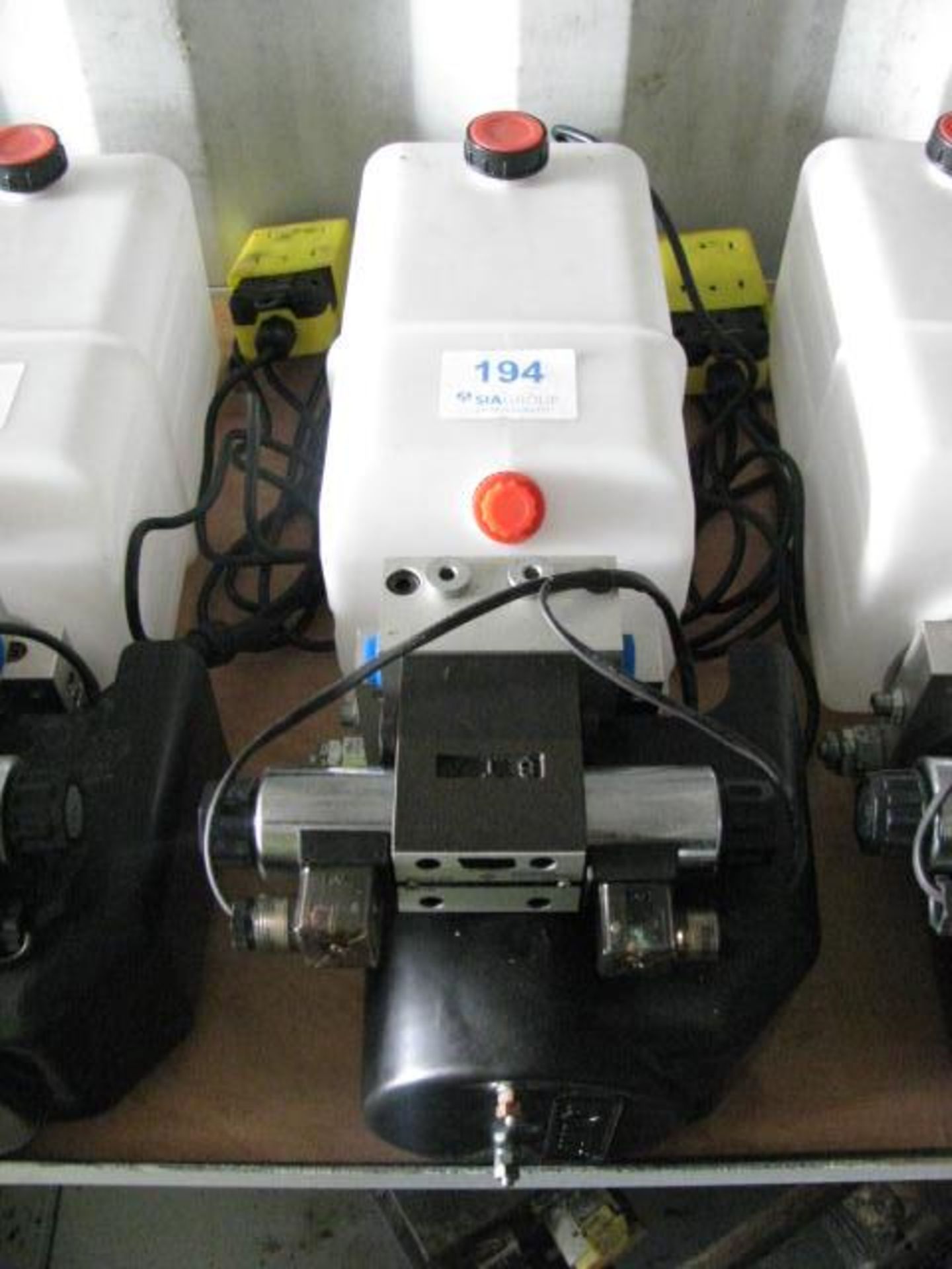 Flowfit pump with directional valve, tank and manual control