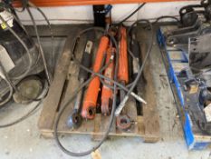 Pallet to include 5 used hydraulic rams