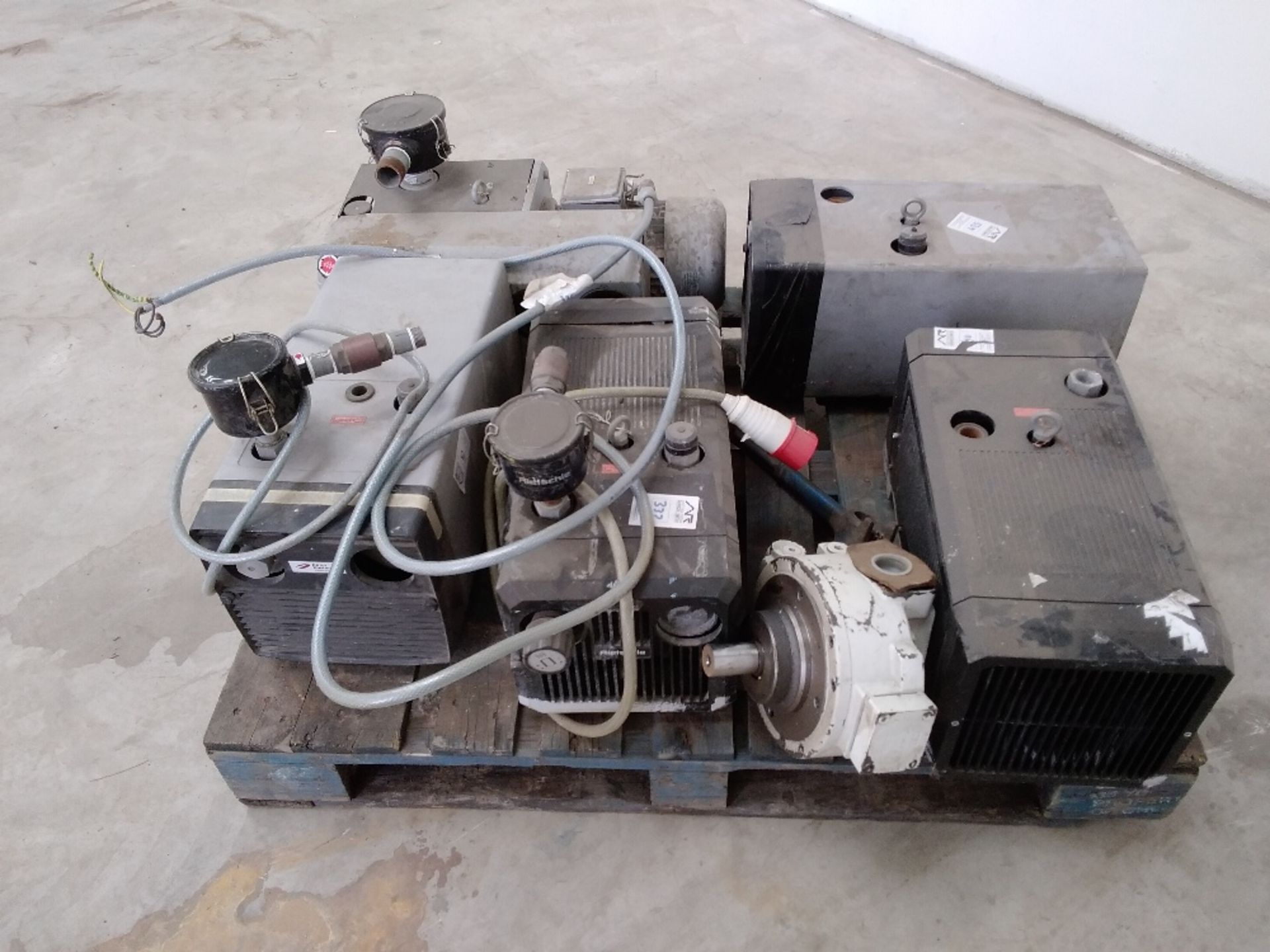 Various Vacuum Pumps - Image 7 of 7