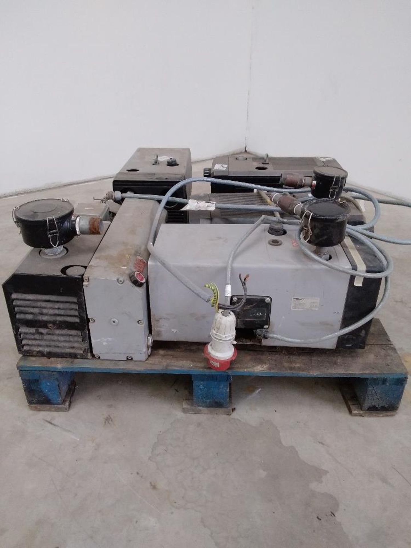 Various Vacuum Pumps - Image 2 of 7