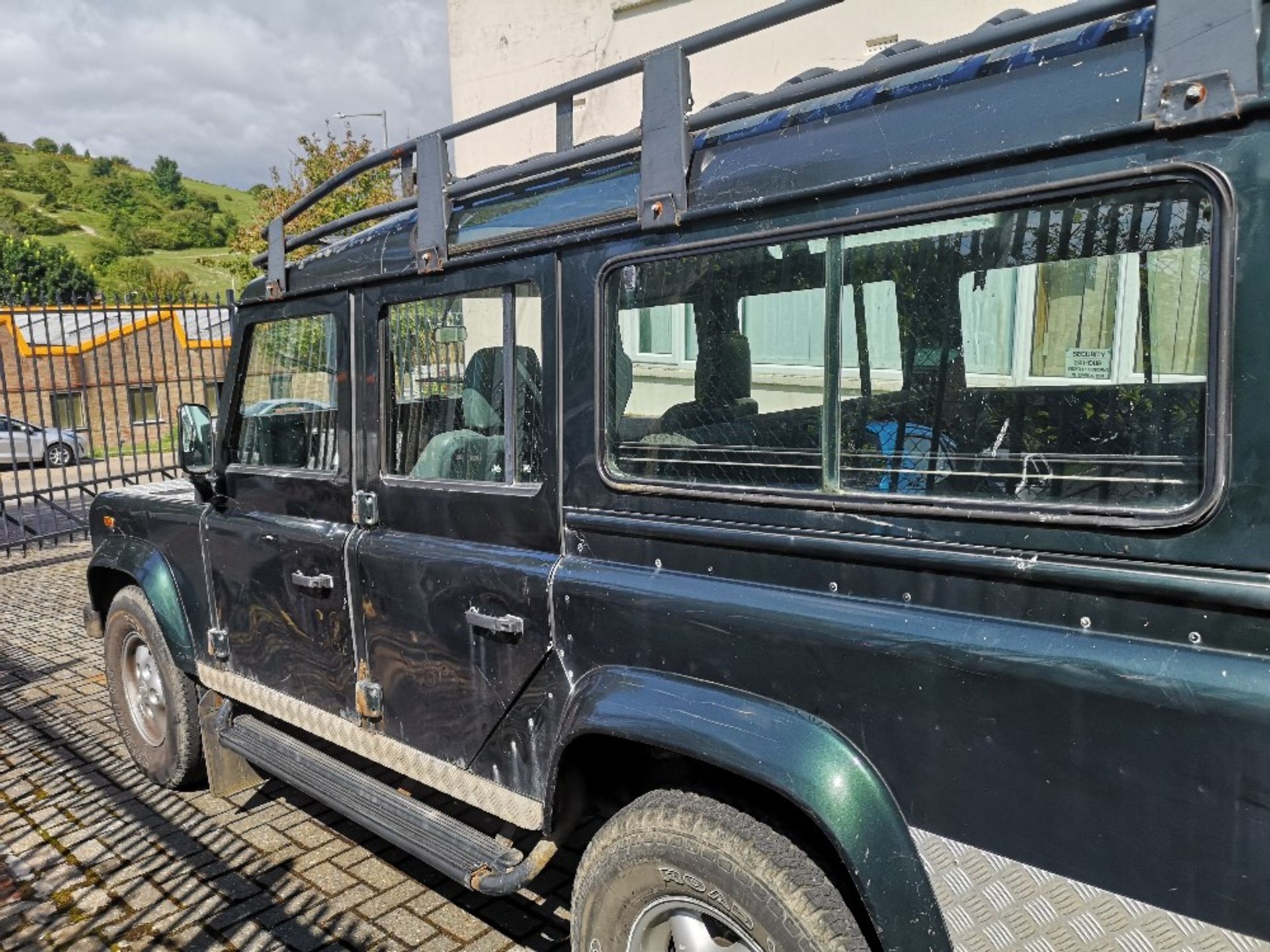 (2000) Land Rover Defender 110 County TD5 Registration: W895 HSL - Image 5 of 19