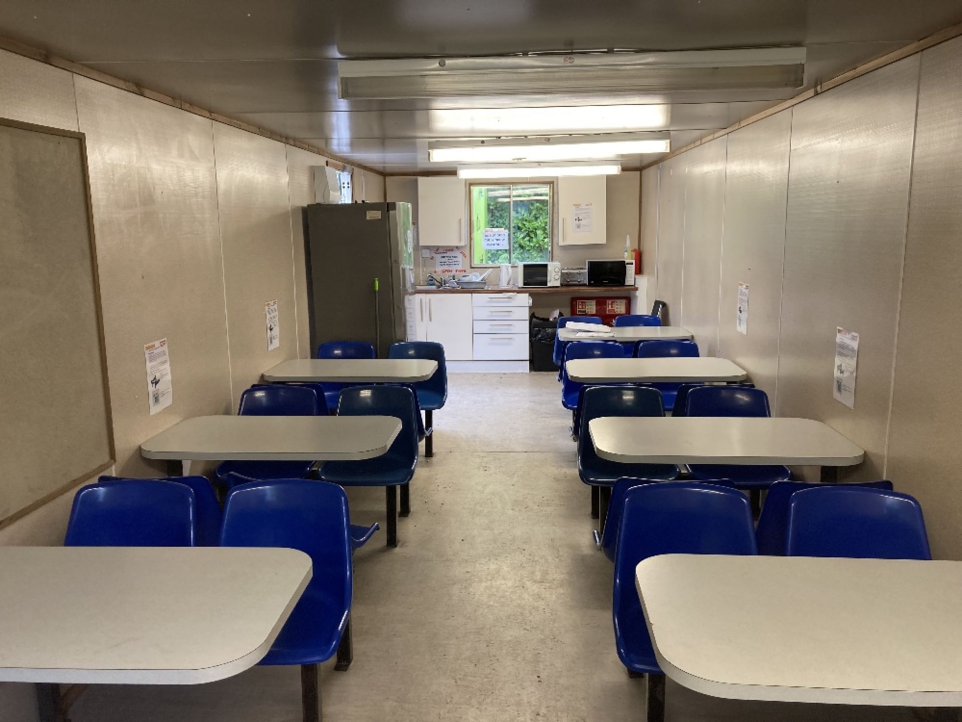 Modular jack legged canteen cabin with 8 fixed tables and approximately 36 plastic seats - Image 3 of 11