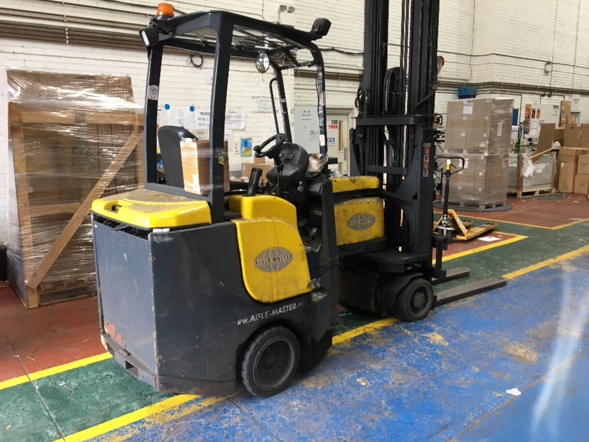 Aisle-Master 20SHE 2000kg capacity battery operated forklift truck