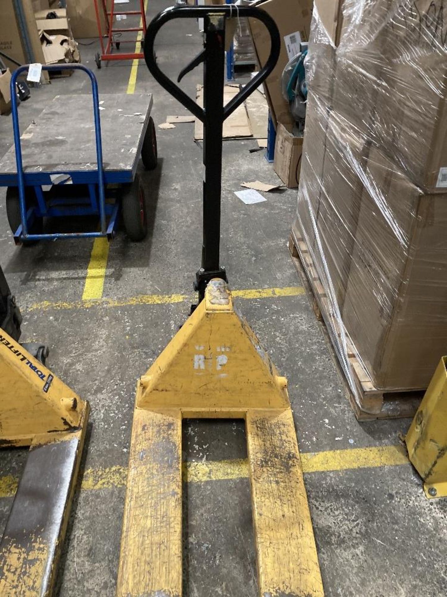 Unbranded 2500kg capacity pallet truck - Image 2 of 3