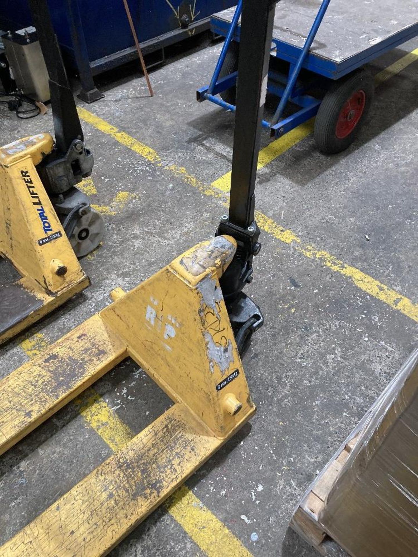 Unbranded 2500kg capacity pallet truck - Image 3 of 3