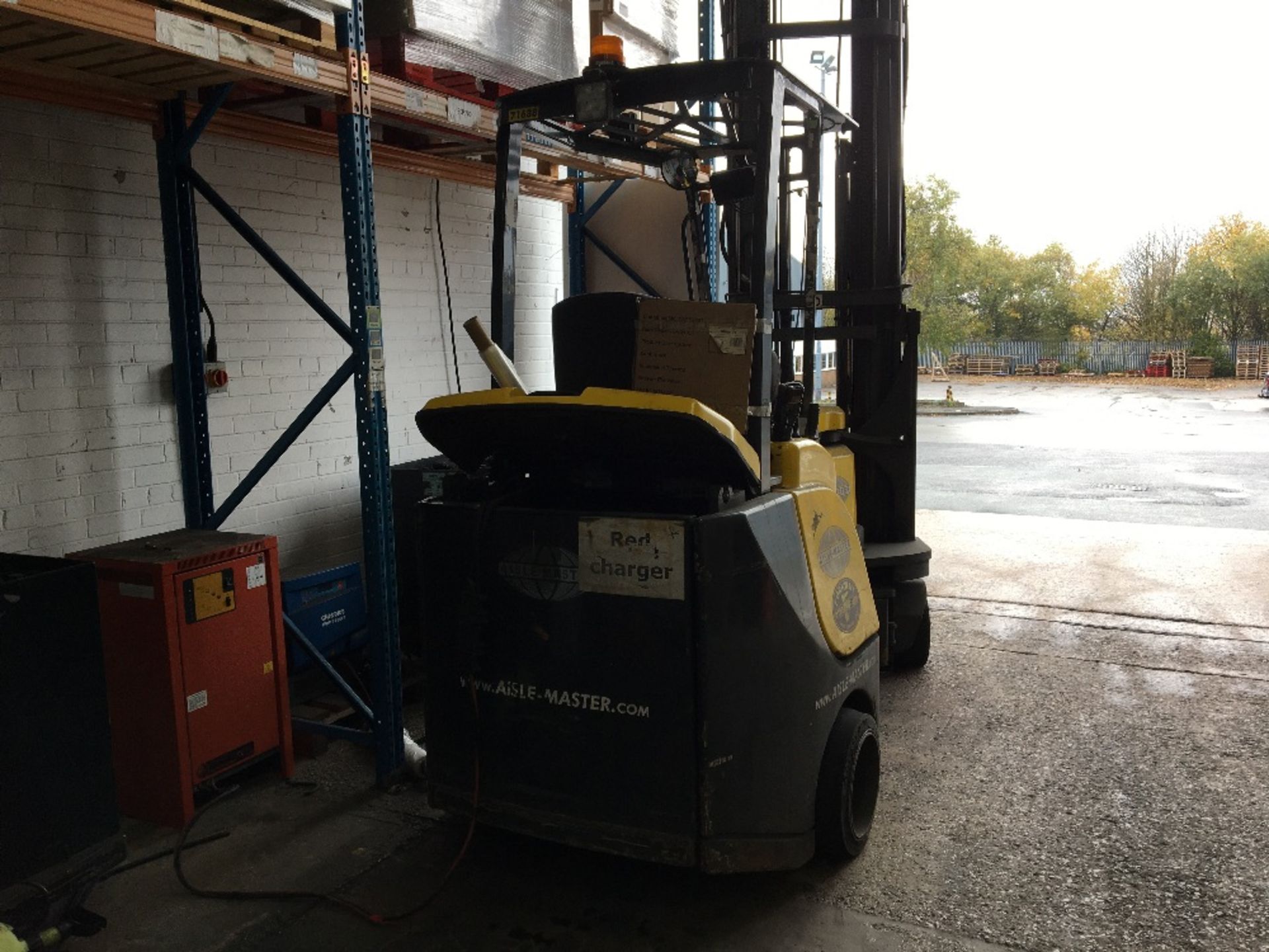 Aisle-Master 20SHE 2000kg capacity battery operated forklift truck - Image 4 of 7