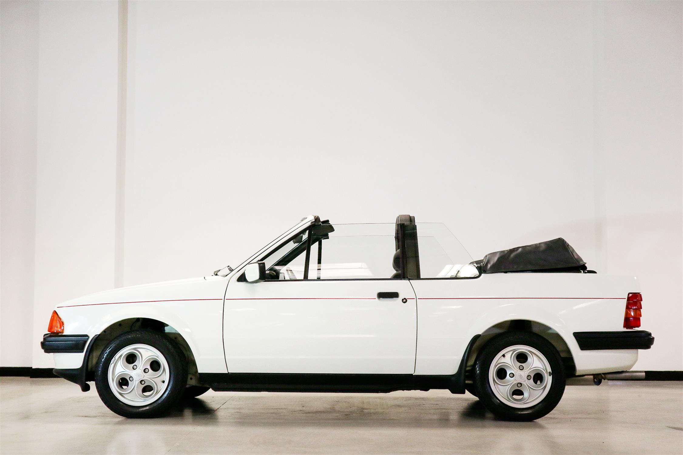 1985 Ford Escort 1.6i Cabriolet - Image 9 of 11