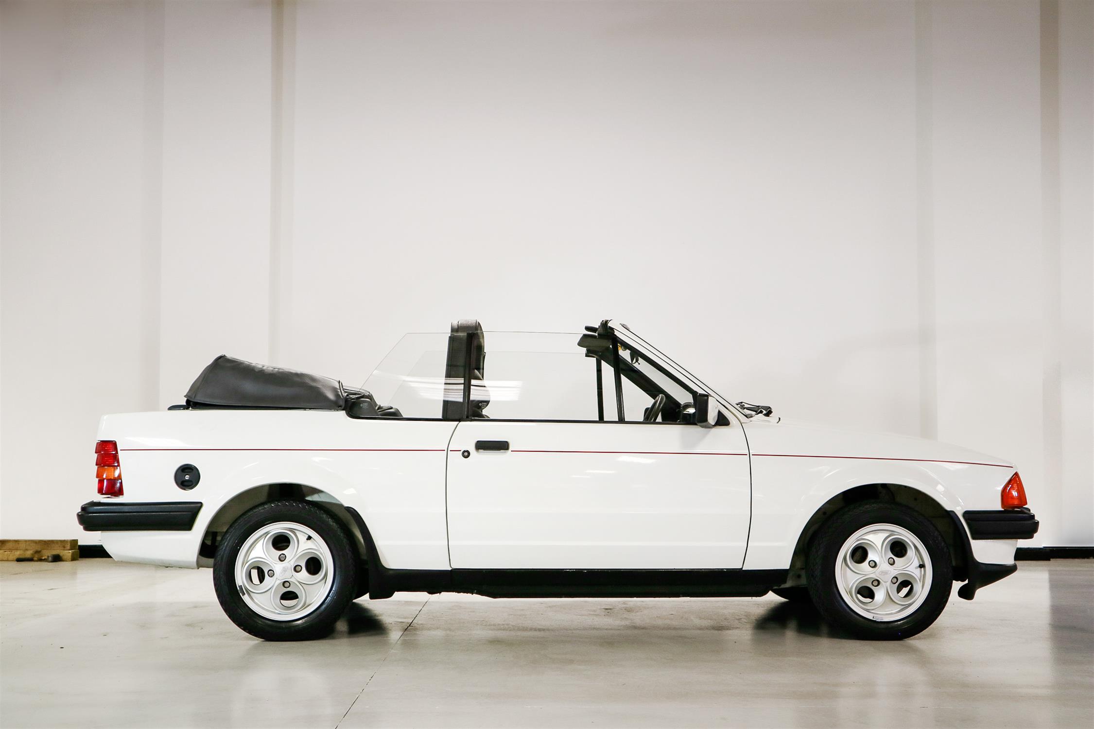 1985 Ford Escort 1.6i Cabriolet - Image 7 of 11