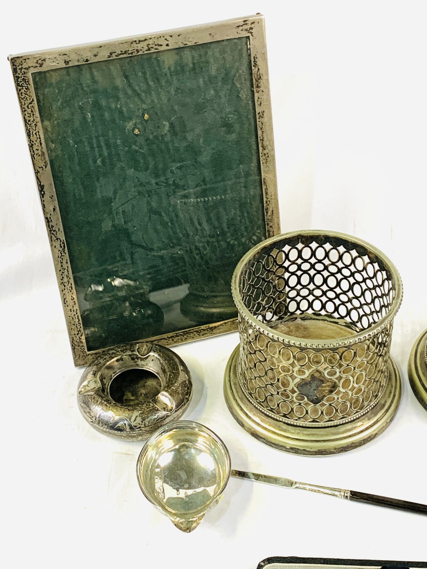 Georgian silver toddy ladle, a pair of bottle coasters, and 2 silver photo frames - Image 2 of 8