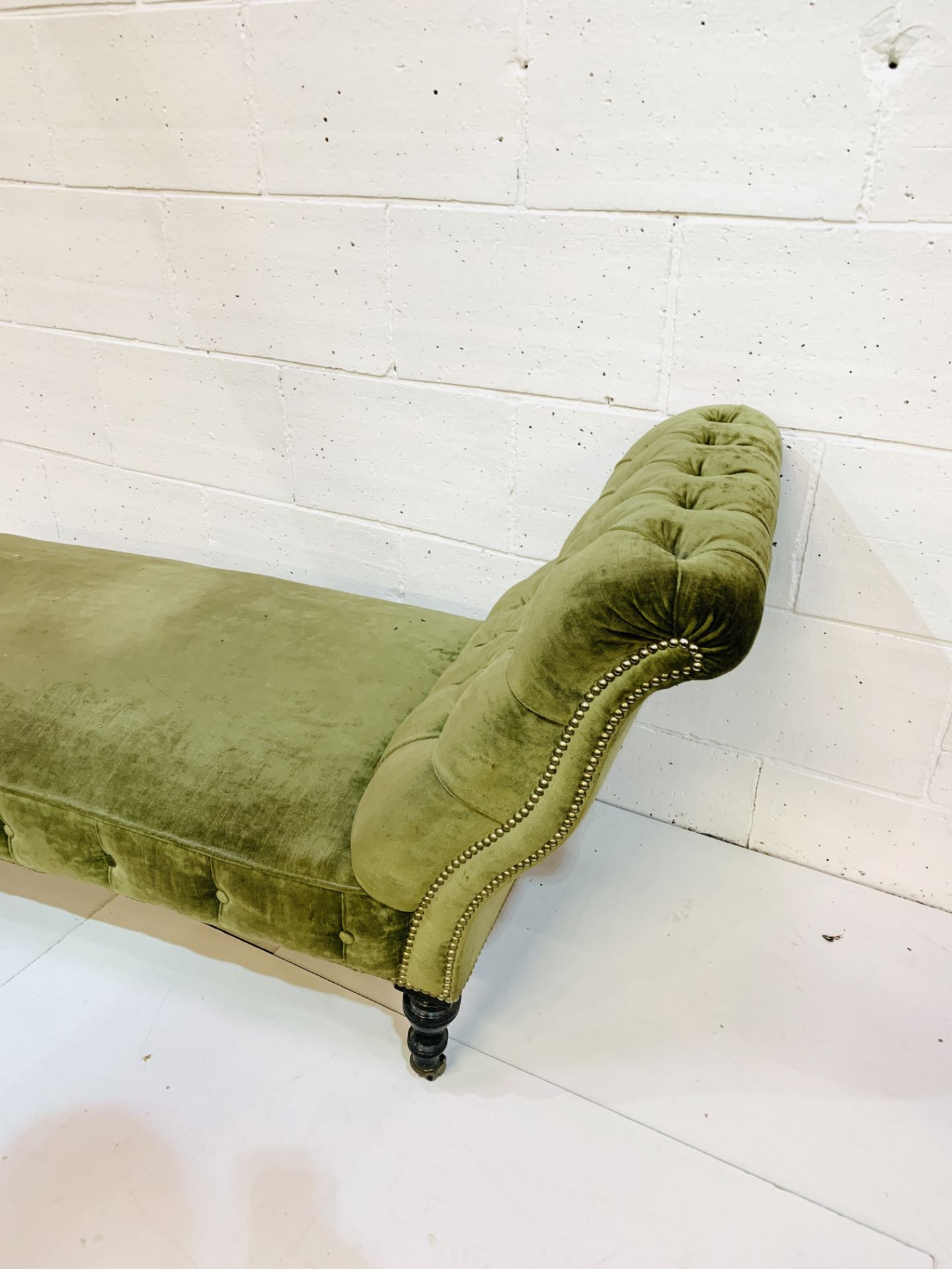 Green velvet button back upholstered chaise lounge. - Image 6 of 6