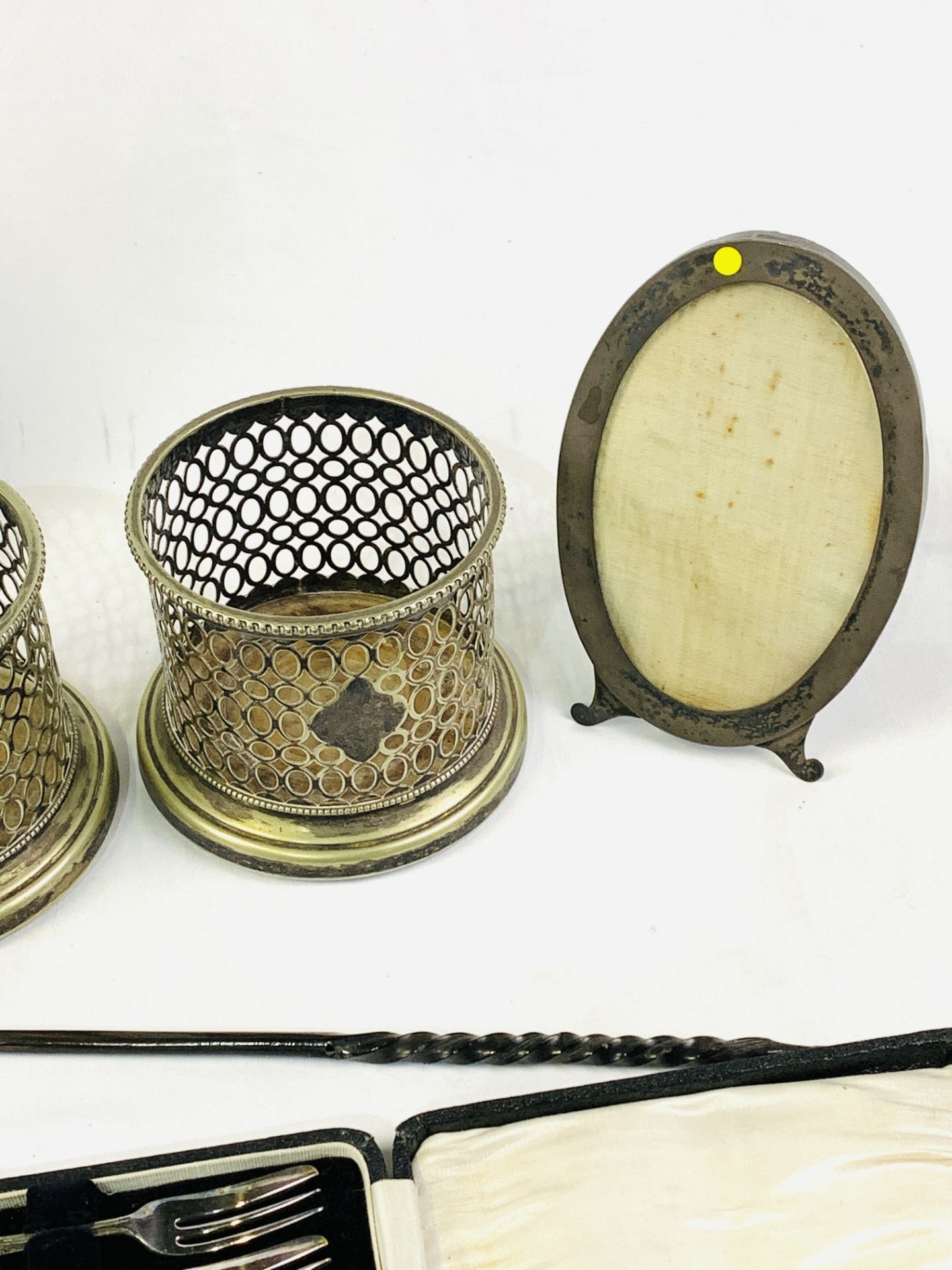 Georgian silver toddy ladle, a pair of bottle coasters, and 2 silver photo frames - Image 5 of 8