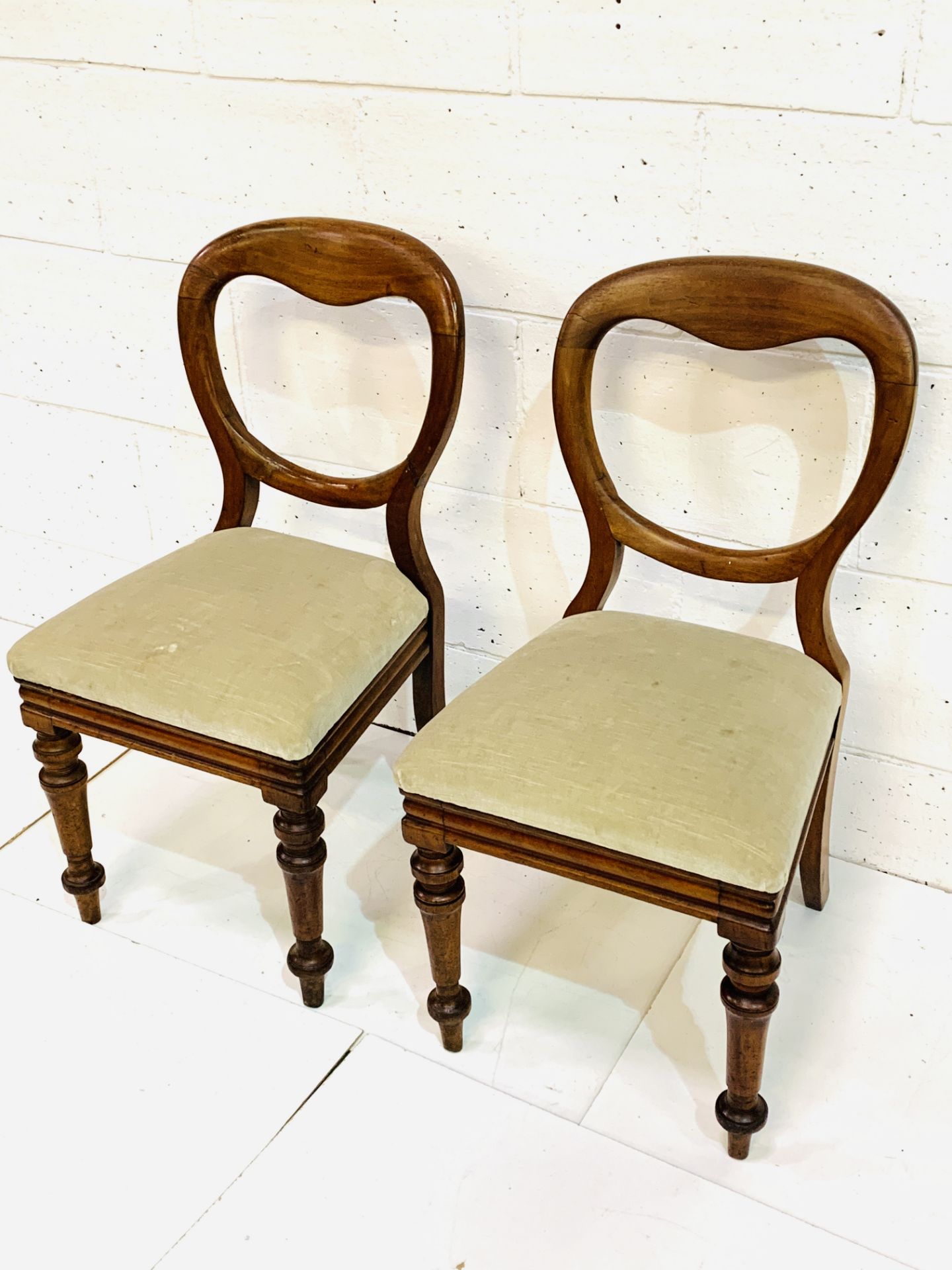 Set of six mahogany framed Victorian balloon back dining chairs, and 2 others - Image 7 of 7