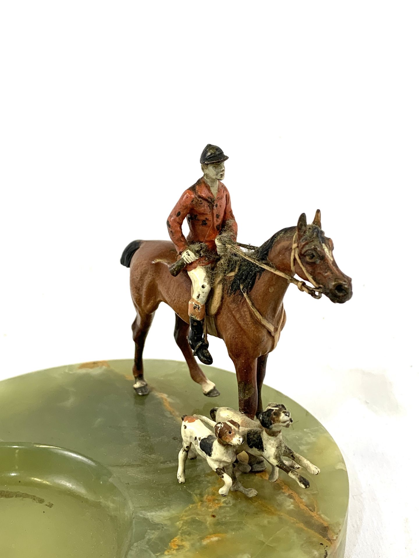 Green onyx ashtray, mounted with a cold painted bronze figure of a huntsman with hounds - Image 4 of 8