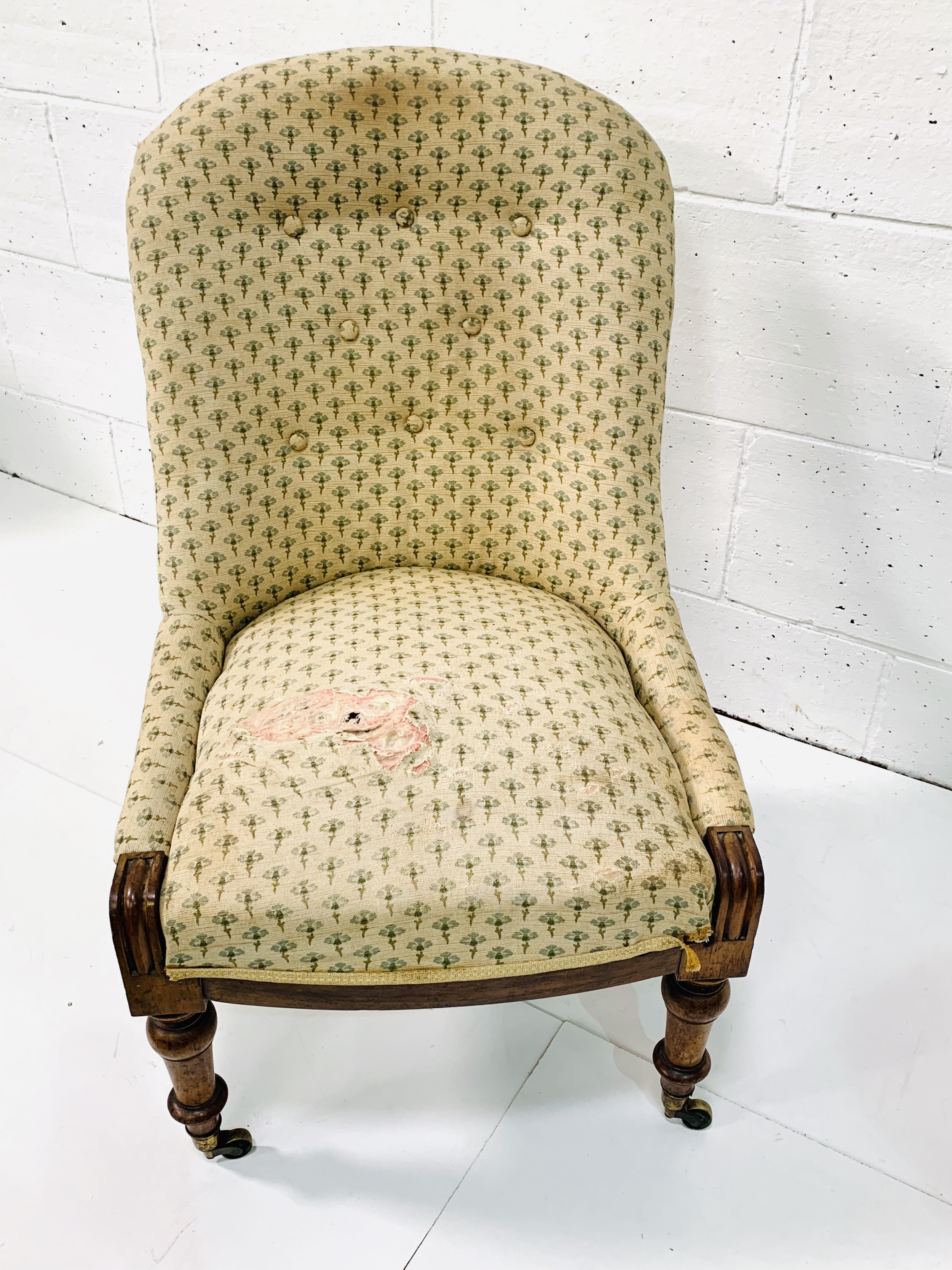 Victorian lady's drawing room chair with button back upholstery. - Image 4 of 5