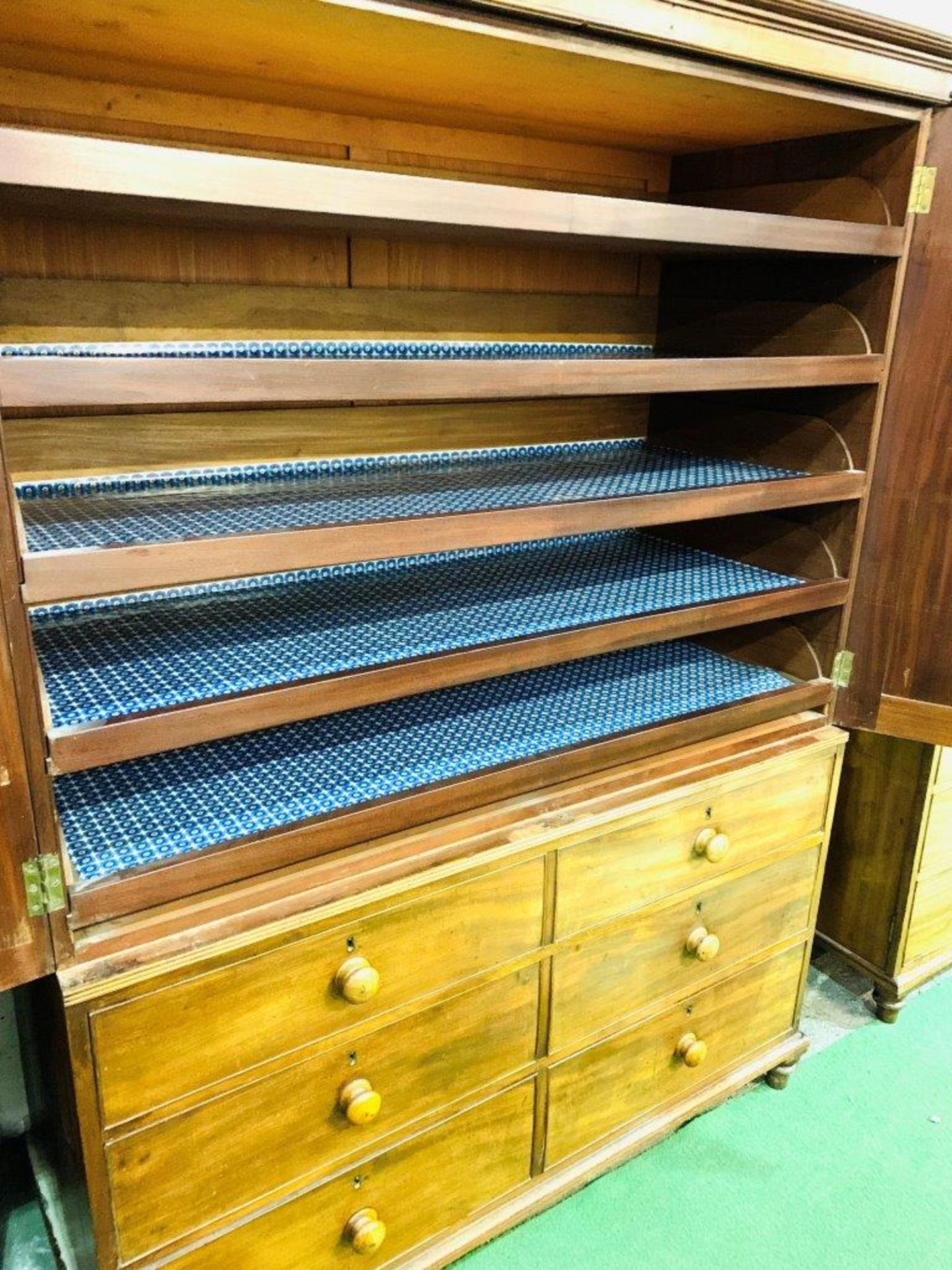 Victorian mahogany linen press over chest of 3 graduated drawers. - Image 2 of 6