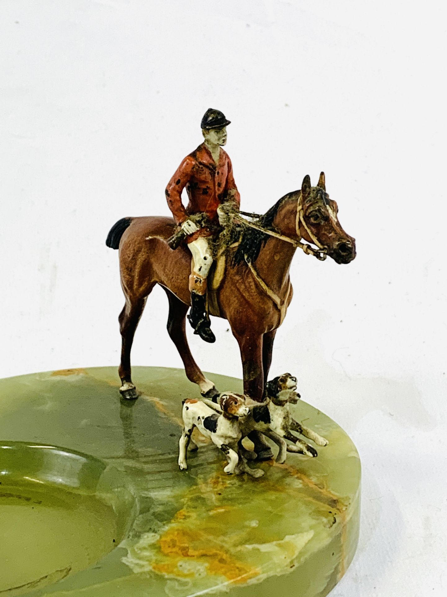 Green onyx ashtray, mounted with a cold painted bronze figure of a huntsman with hounds - Image 5 of 8