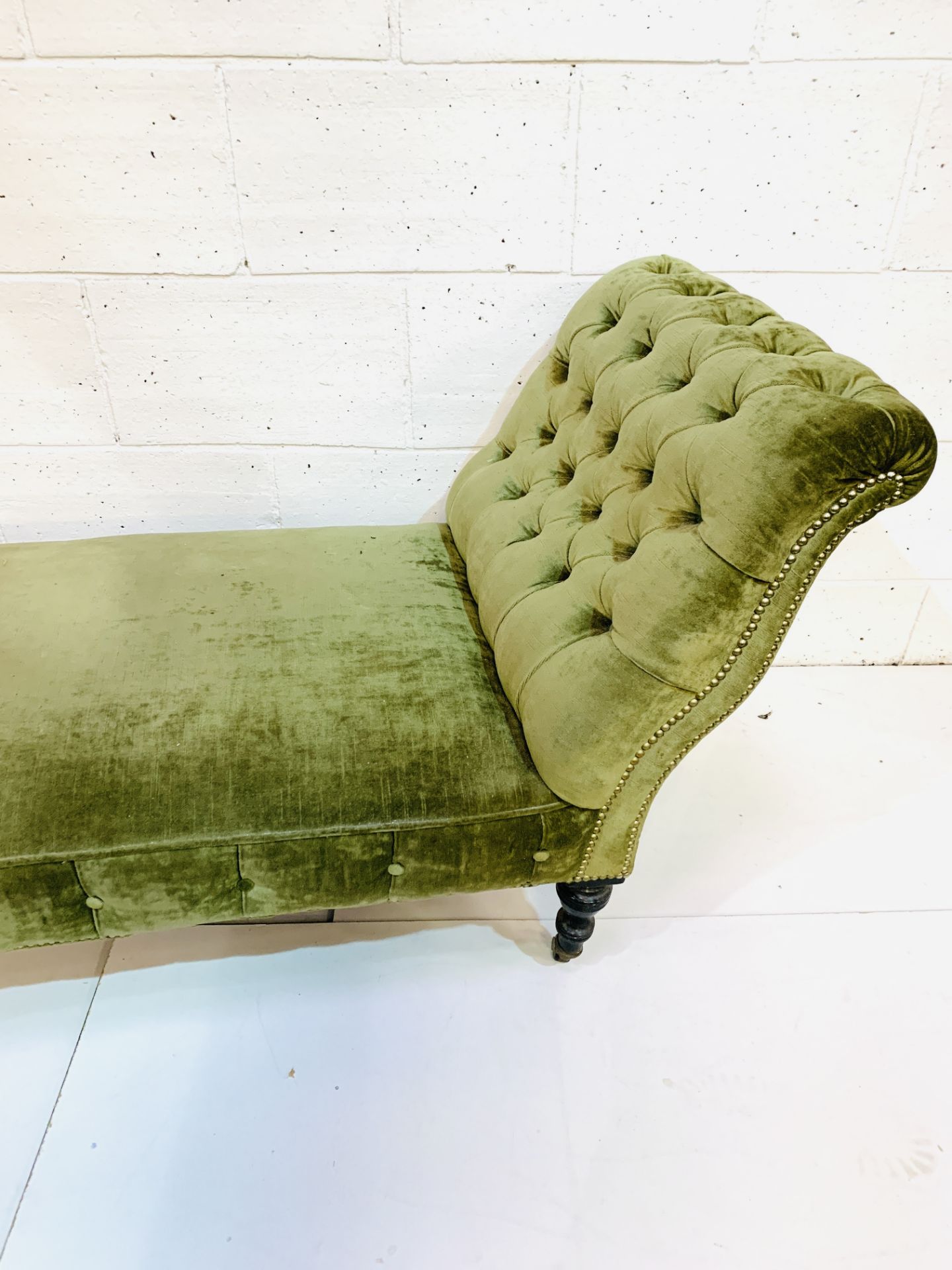 Green velvet button back upholstered chaise lounge. - Image 2 of 6
