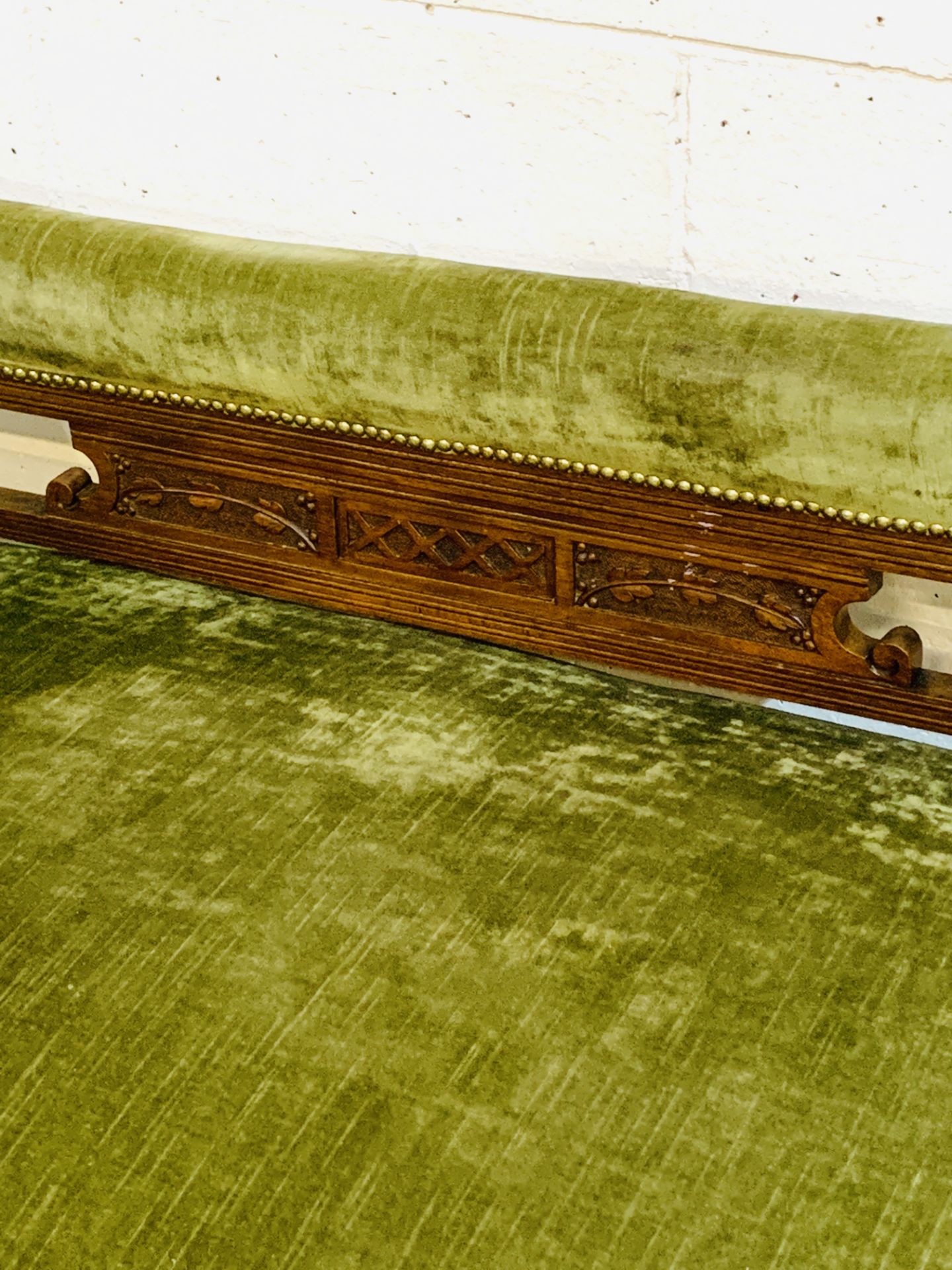 Edwardian mahogany framed green velvet upholstered chaise longue. - Image 4 of 6