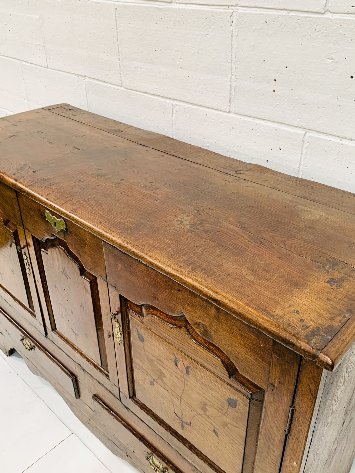 Oak sideboard with decorative inlaid door fronts and panel. - Image 7 of 8