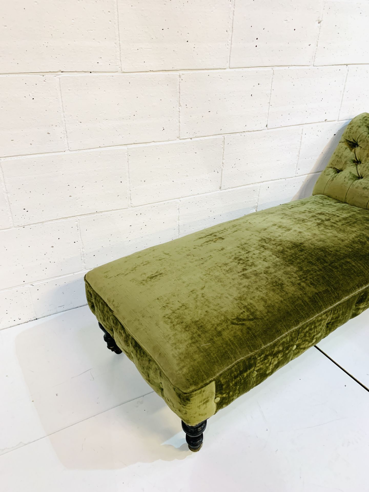Green velvet button back upholstered chaise lounge. - Image 5 of 6