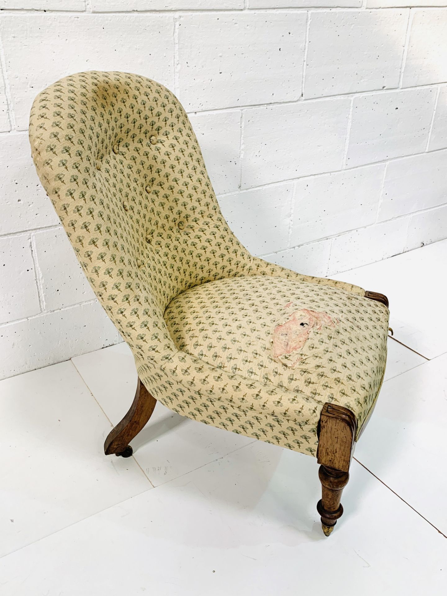 Victorian lady's drawing room chair with button back upholstery. - Image 5 of 5