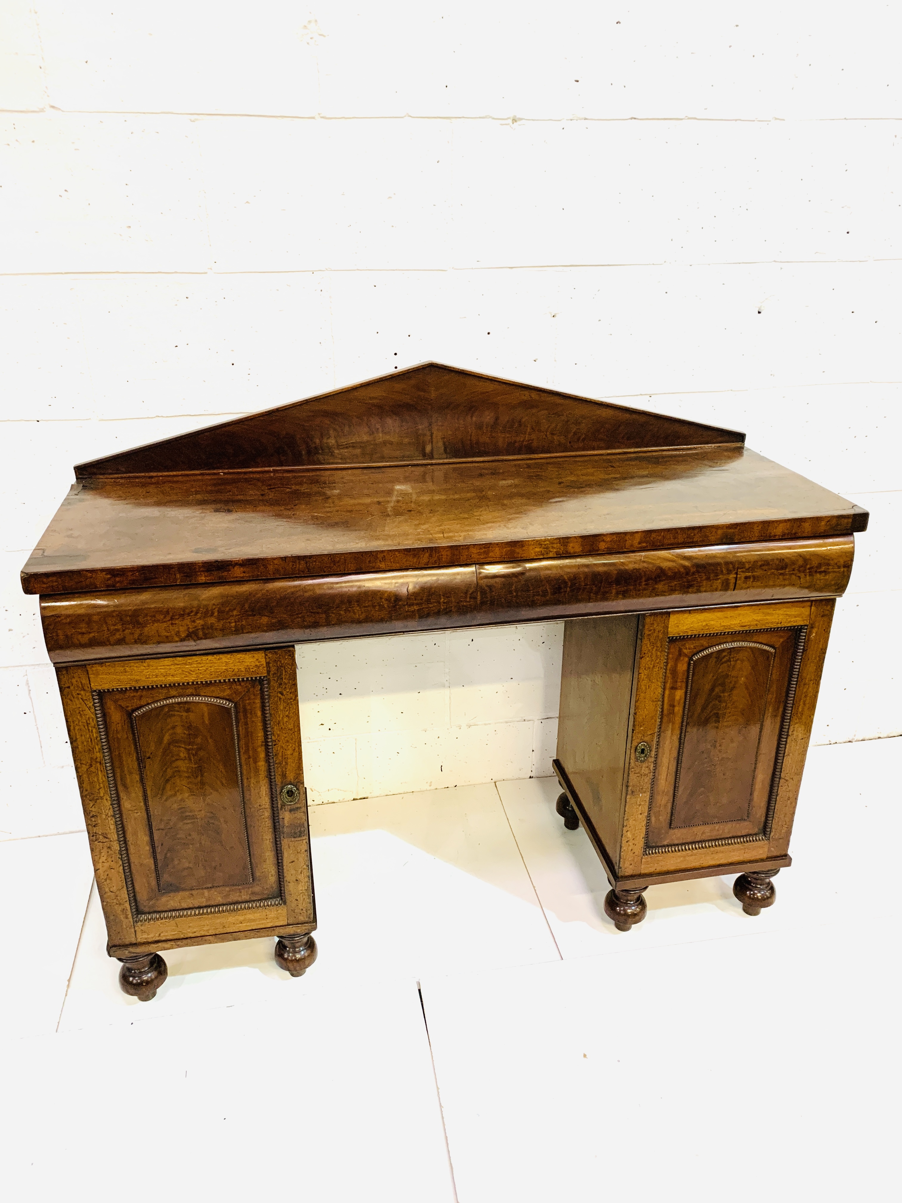 Mahogany sideboard with pediment upstand - Image 3 of 7