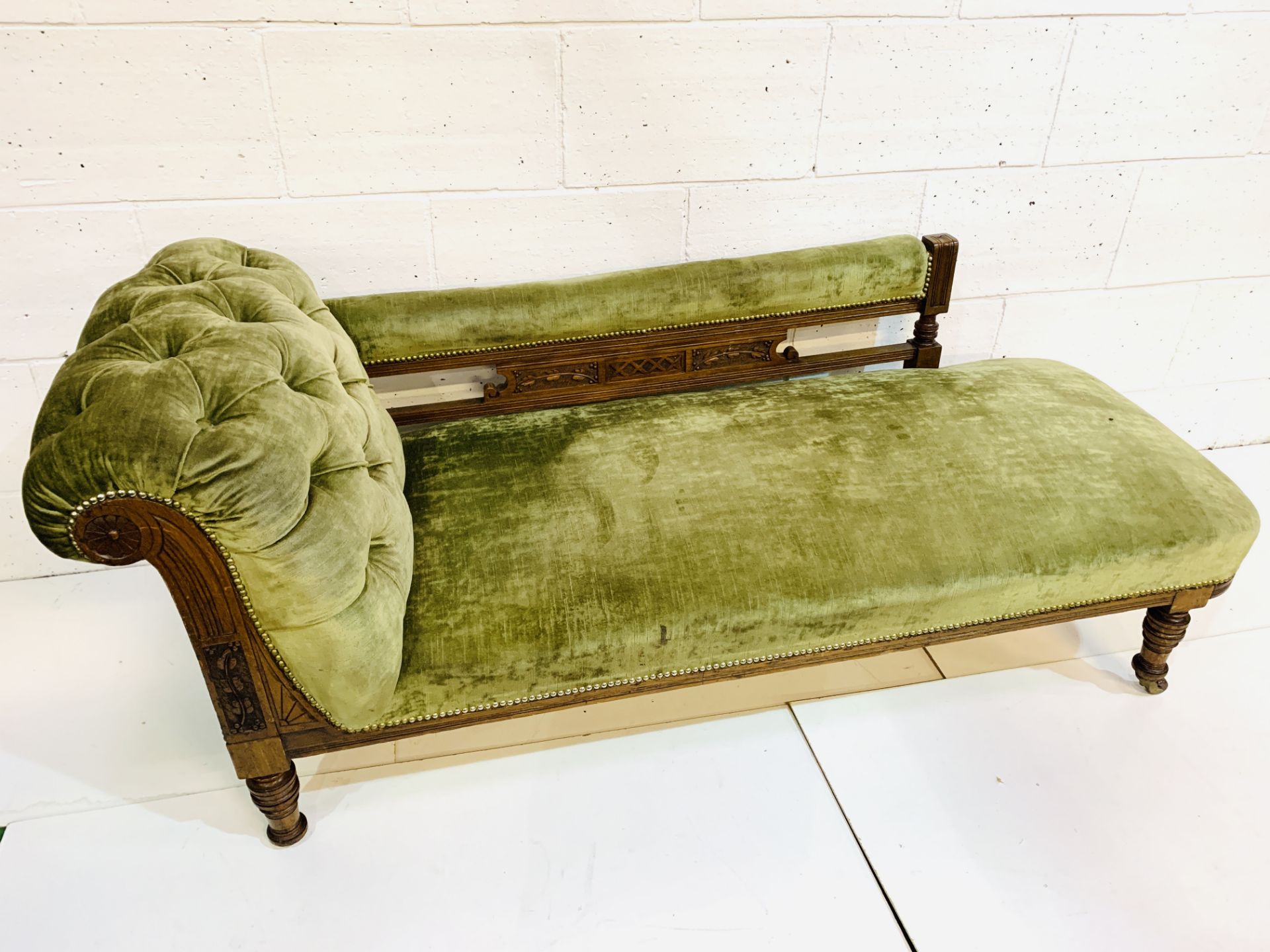 Edwardian mahogany framed green velvet upholstered chaise longue. - Image 6 of 6